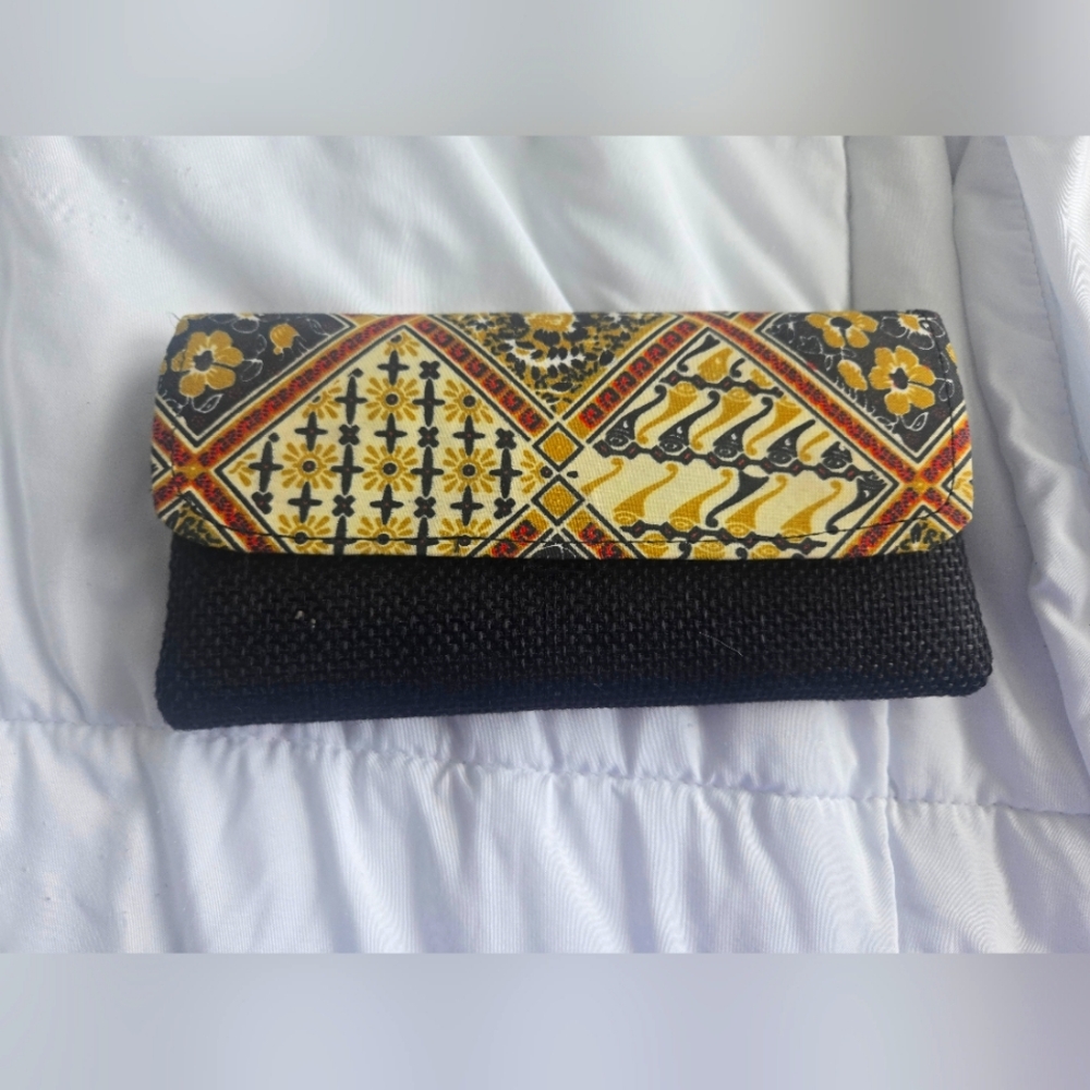 Black and Yellow Patterned Clutch nwot